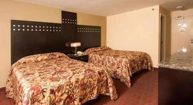 Четырёхместный номер Standard West Hartford Inn