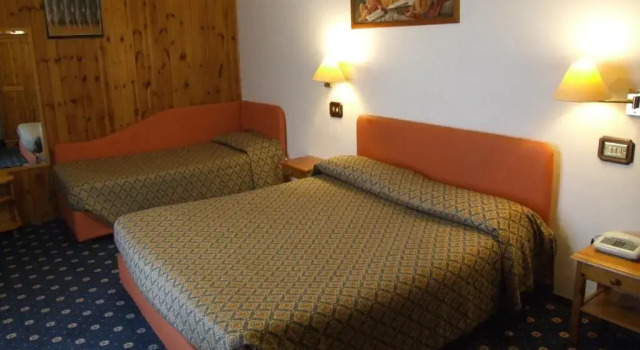 Четырёхместный номер Standard с балконом Hotel Cimone