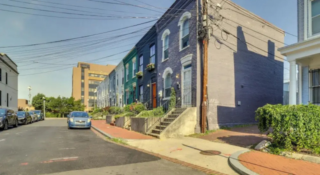 2 Mi to National Mall: Stunning Townhome w/ Patio!, Забронировать Апартаменты/квартира Вашингтон Округ Колумбия, рядом с Говардский университет