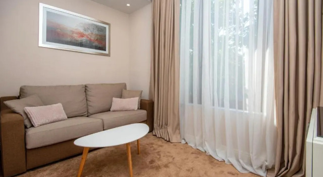 Полулюкс City Avenue Hotel