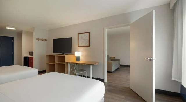 Четырёхместный люкс Spark by Hilton Woburn Boston