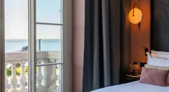 Двухместный номер с балконом и с видом на реку The Editory Riverside Hotel, an Historic Hotel