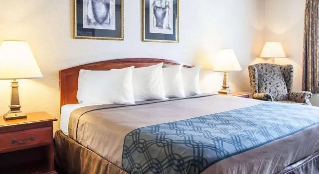 Двухместный люкс Rodeway Inn & Suites Milwaukee Airport