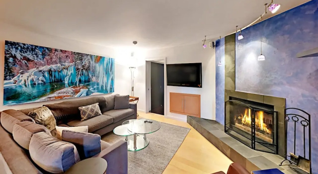 Modern & Mountain-View Vail Condo by RedAwning, Забронировать Апартаменты/квартира Отели Вейл с бассейном, Бассейн