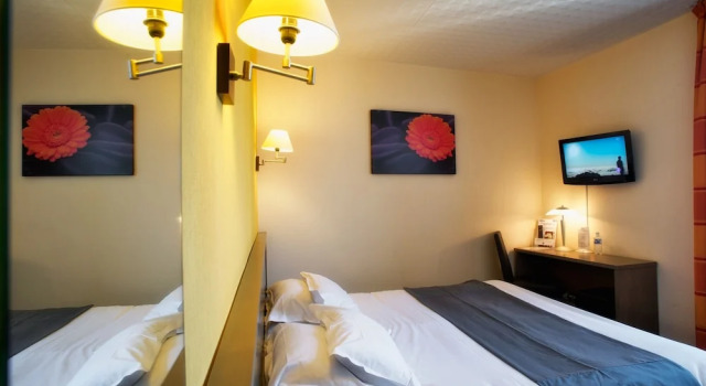 Номер Standard Brit Hotel Le Surcouf