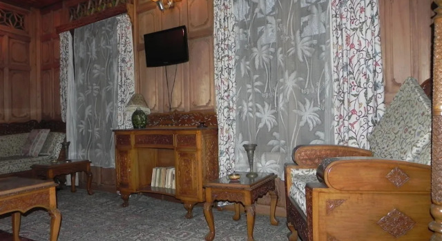 Shabrose Heritage Houseboats
