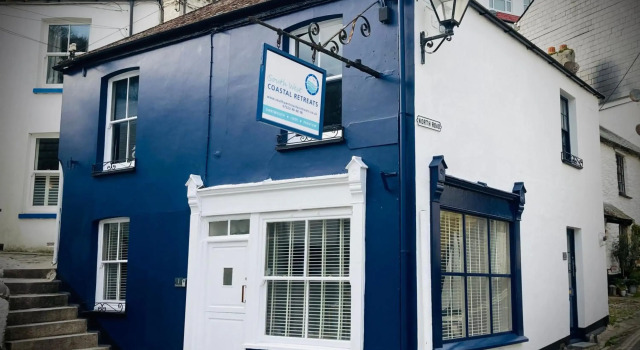 LOOE - Super Stylish and the only TWO PRIVATE APARTMENTS in this 17th CENTURY COTTAGE - A KIDS CABIN BUNK ROOM AVAILABLE - Private Connecting Door In Lobby For Larger Groups!!!, Varaa Huoneisto Asunnot kohteessa Merseyside, Huoneisto