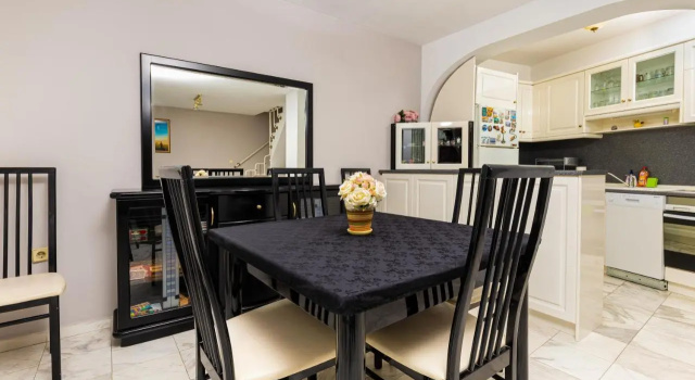 Spacious 2-Bedroom Maisonette in City Centre