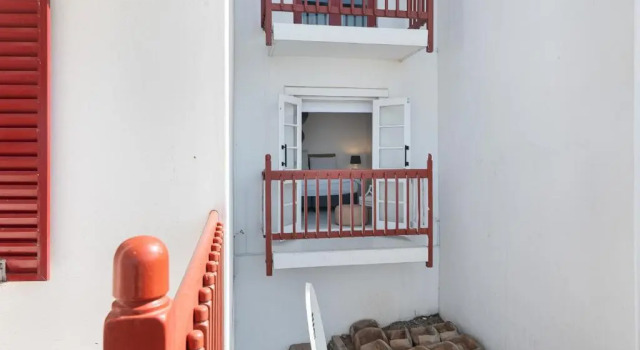 Santorini Perissa 16 - Family Only