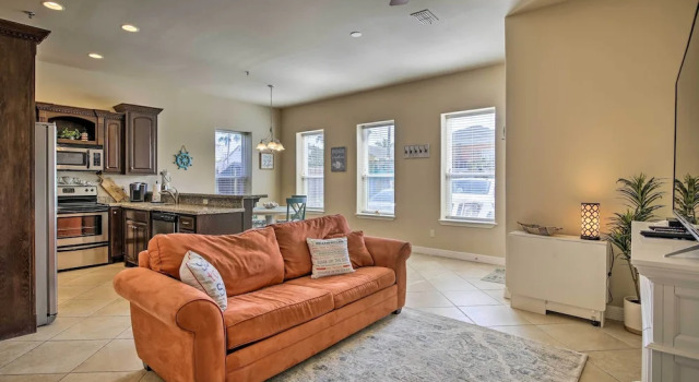 Texas Condo w/ Outdoor Pools - Walk to Beach!