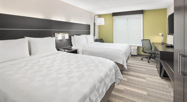 Четырёхместный номер Standard Holiday Inn Express & Suites Greenville-I-85 & Woodruff Rd by IHG