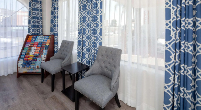 Четырёхместный номер Standard Travelodge by Wyndham Harbor City