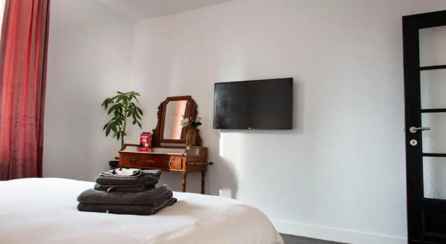Апартаменты Chic City Apartment I Walk To Beach