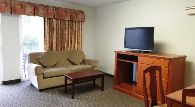 Трёхместный номер Standard с балконом Riverland Inn & Suites