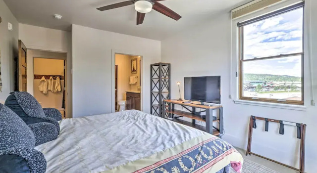 3 Mi to Dillon Reservoir: Condo w/ Balcony!, Book Lejlighed Hoteller i Dillon med parkering, nær D'Vine Wine, Parkering