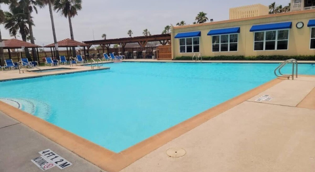 Апартаменты Beach access Condo Nice pool/hot tub area w/bbq 2 Bedroom Home by RedAwning