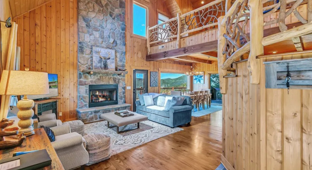 4 Mi to Sapphire Ski! Mtn-view Cabin w/ Deck, Забронировать Дом для отпуска Отели Сапфира с парковкой, Парковка