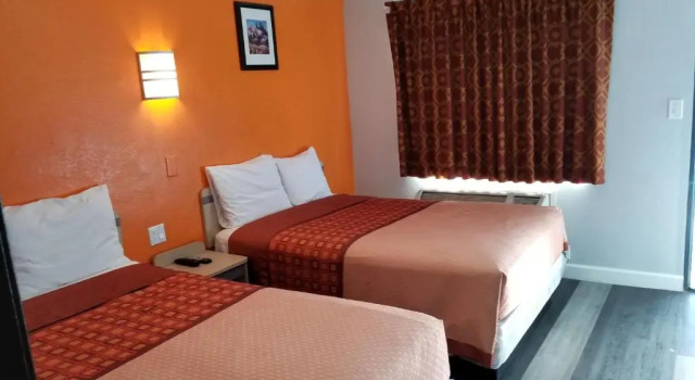 Четырёхместный номер Standard Value Inn Hollywood