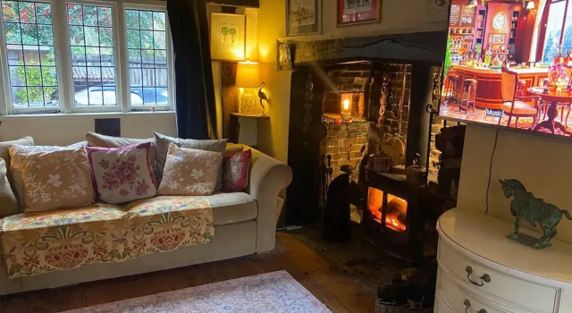 500 yr old Cottage With Historic Park at the Gate