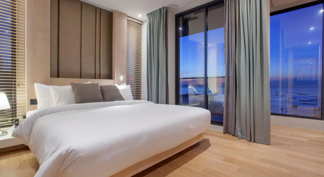 Люкс Balcony Seaside Sriracha Hotel & Serviced Apartments