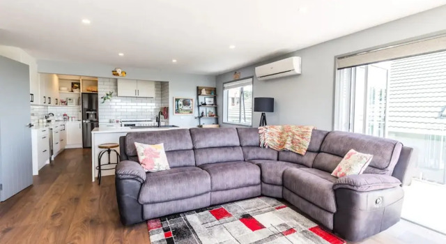 3 Bedroom Village Retreat Home With Sea Views, Rezerwuj Hotel Hotele w Auckland Region z parkingiem, Parking