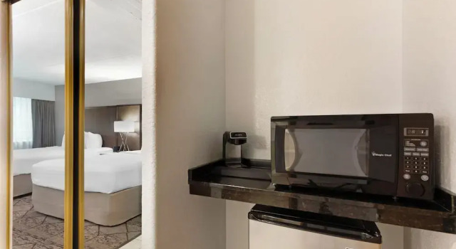 Четырёхместный номер Standard с красивым видом из окна Best Western Plus Longbranch Hotel & Convention Center