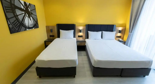 Standardowy trzyosobowy pokój i balkonem Roy Otel Akçay