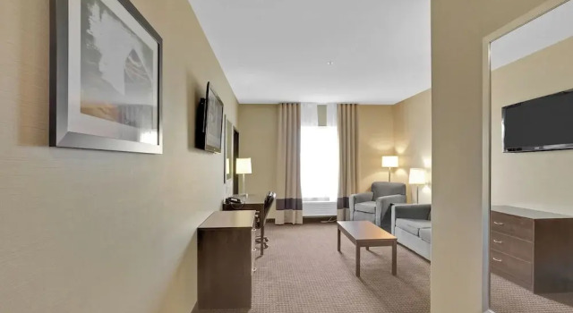 Люкс Deluxe Duvernay Inn & Suites