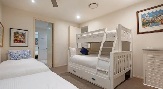 Коттедж с 4 комнатами Pavillion 17 - Waterfront Spacious 4 Bedroom With Own Inground Pool And Golf Buggy