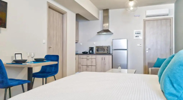 Epipleon Luxury Suites -104- Δωμάτιο 35τμ με βεράντα 35τμ μπροστά στη θάλασσα, Buchen Sie Ferienwohnung Apartments in Platanitis, Ferienwohnung
