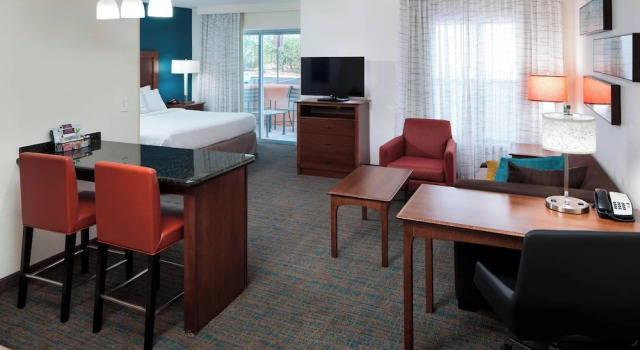 Двухместный люкс с балконом Residence Inn Tucson Airport
