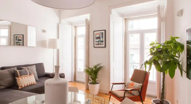 Cozy 1st Floor Flat Central Chiado District With Balconies and AC 19th Century building