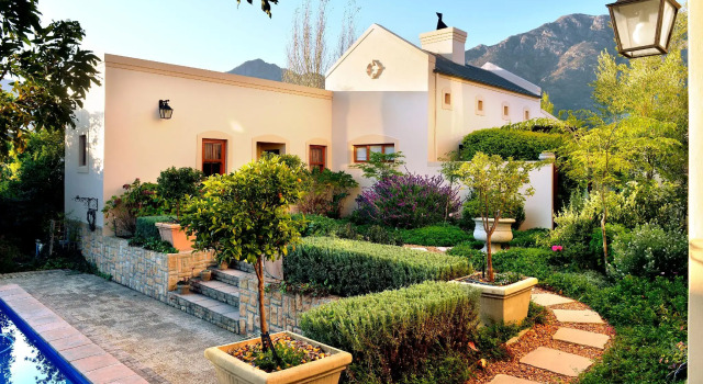 Коттедж Petit Plaisir is a Romantic Self-catering Cottage on the Side of the Village no1