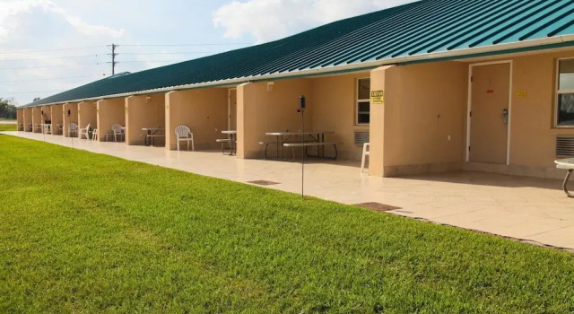 Lake Grassy Inn & Suites, Забронировать Апарт-отель Апарт-отели Southwest Florida, Апарт-отель