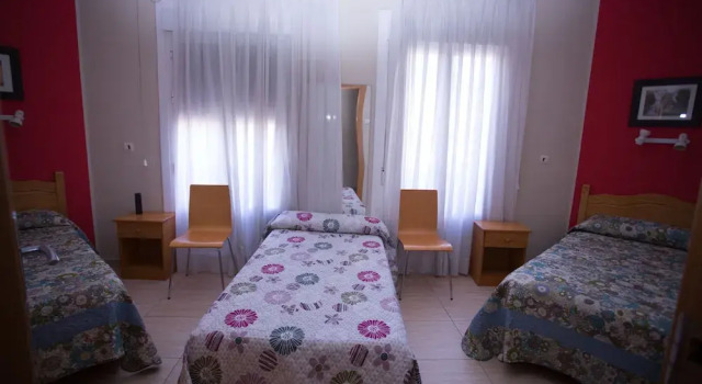 Трёхместный номер Standard с балконом Hostal Navarra