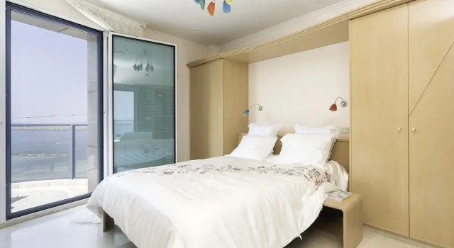 Luxurious 2BR w/ Panoramic Sea View by Sea N' Rent, Забронировать Отель Отели Тель-Авива с парковкой, рядом с Пляж Иерусалим, Парковка