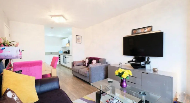 Cozy, Modern 1BR Brixton Flat For 5