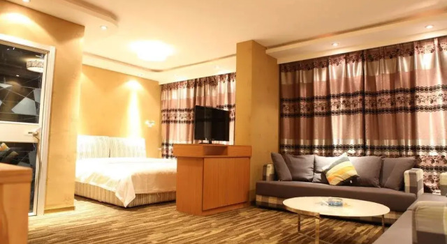 Caihong Jia'ri Inn Donghu Branch, Book Hotel Hotels in Daqing with Parking, Parking