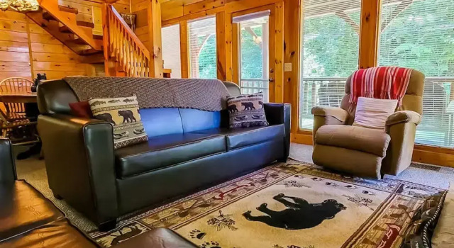 Cozy Cabin w Game Room hot tub Creek, Забронировать Апартаменты/квартира Апартаменты Гатлинберг, рядом с Hillbilly Golf, Апартаменты/квартира