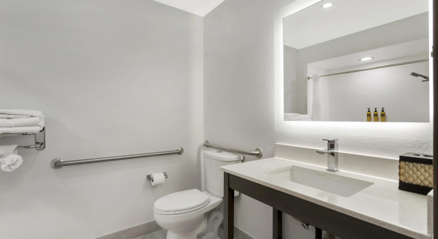 Четырёхместный номер Standard Best Western Plus First Coast Inn and Suites