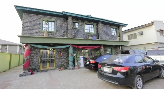 Oyins Holiday Inn, Boek Hotel Idimu Lagos