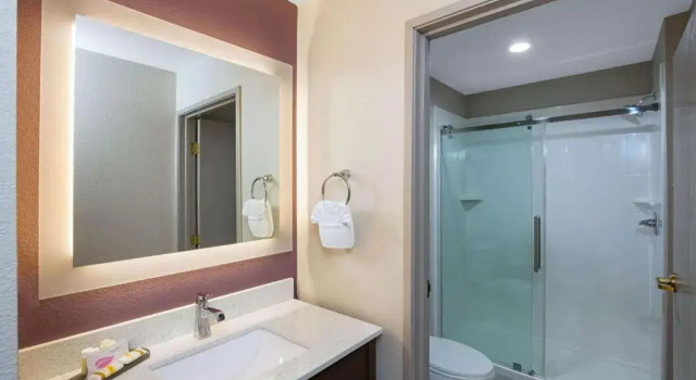 Двухместный люкс La Quinta Inn & Suites by Wyndham Las Vegas Nellis