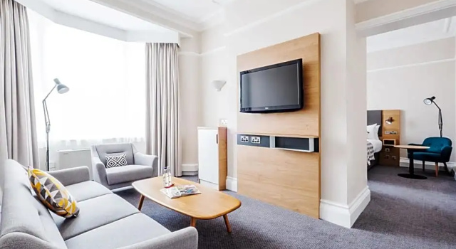 Полулюкс Holiday Inn Farnborough by IHG