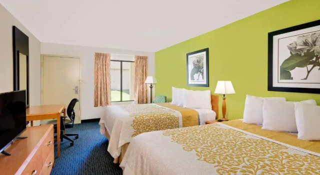 Четырёхместный номер Deluxe Days Inn by Wyndham Easton