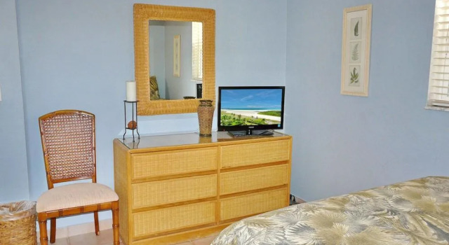 Cozy Home With Sunroom, Pool and Steps to Beach, Забронировать Дом для отпуска Отели в центре Марко-Айленд, в центре