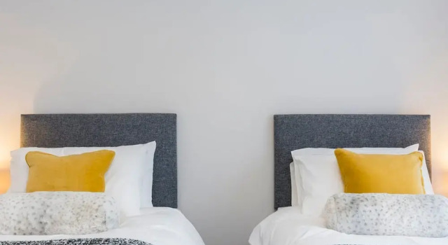 Коттедж Stylish new Home With Parking - King Beds Garden