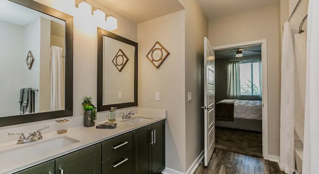Upscale King, Pool View, Close to Kierland w/Parking (316)