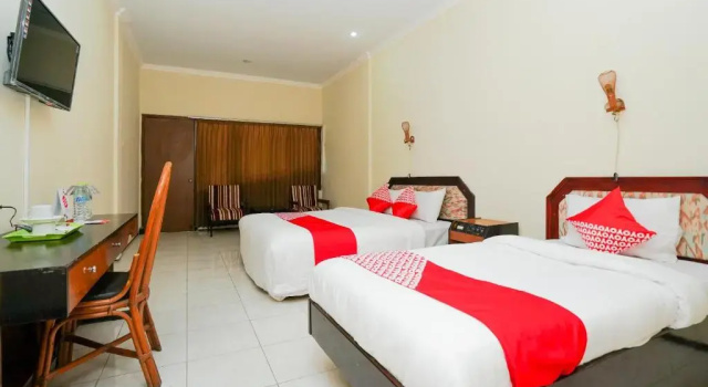 Люкс Superior RedDoorz at Hotel Tampiarto Probolinggo Jawa Timur
