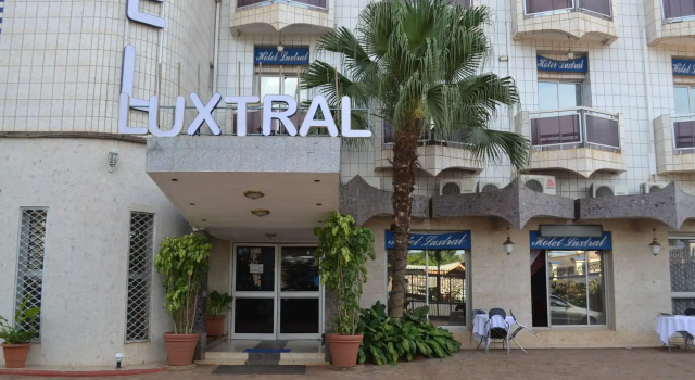 Le Luxtral Hôtel, Reservar Hotel Hotéis em Mfoundi com pequeno-almoço, Café da manhã