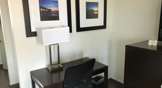 Четырёхместный номер Deluxe Hi View Inn & Suites